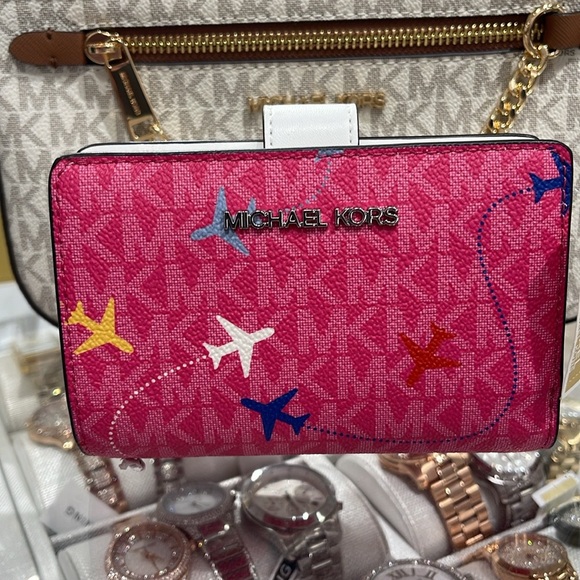 Michael Kors Medium Saffiano Leather Bifold Wallet Dragonfruit
NWT - Picture 5 of 16